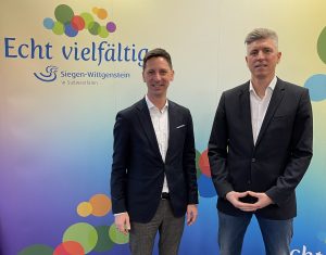 Landrat Andreas Müller (l.) begrüßt Daniel Letocha, der ab 1. Februar die Geschäftsführung des Touristikverbandes Siegen-Wittgenstein (TVSW) übernimmt.